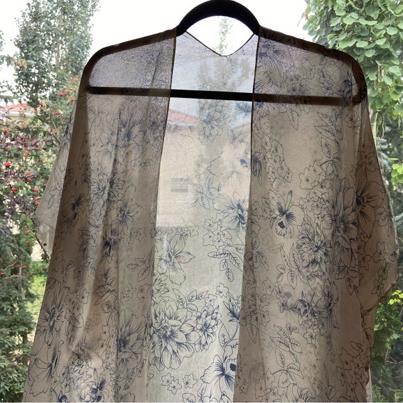 Ivory and Navy Floral Print Kimono with Pearls - Picture 9 of 17